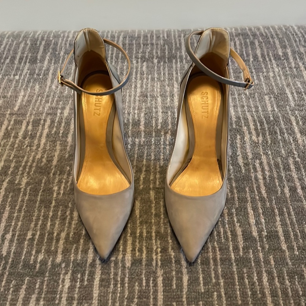 Light gray heeled pumps with ankle buckle